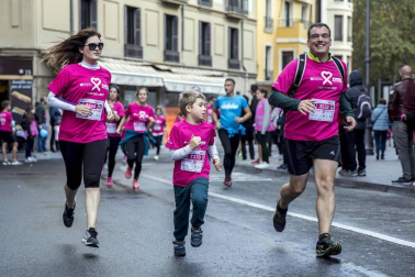 Imágenes de la Carrera contra el cáncer de mama, celebrada este domingo en Pamplona.