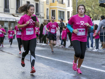 Imágenes de la Carrera contra el cáncer de mama, celebrada este domingo en Pamplona.
