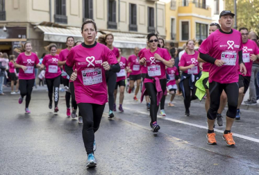 Imágenes de la Carrera contra el cáncer de mama, celebrada este domingo en Pamplona.