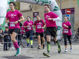 Imágenes de la Carrera contra el cáncer de mama, celebrada este domingo en Pamplona.