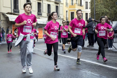 Imágenes de la Carrera contra el cáncer de mama, celebrada este domingo en Pamplona.