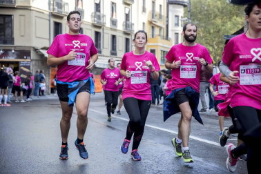 Imágenes de la Carrera contra el cáncer de mama, celebrada este domingo en Pamplona.