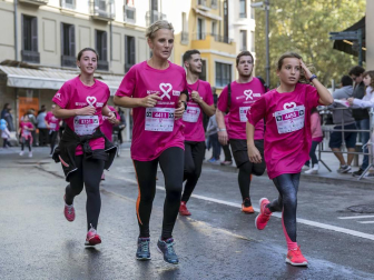 Imágenes de la Carrera contra el cáncer de mama, celebrada este domingo en Pamplona.