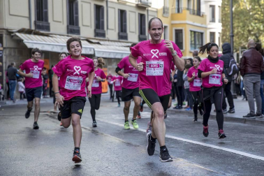 Imágenes de la Carrera contra el cáncer de mama, celebrada este domingo en Pamplona.
