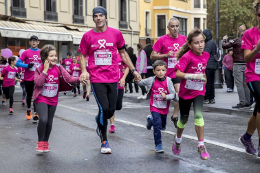 Imágenes de la Carrera contra el cáncer de mama, celebrada este domingo en Pamplona.