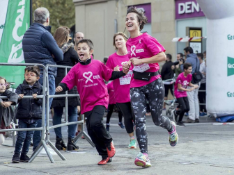 Imágenes de la Carrera contra el cáncer de mama, celebrada este domingo en Pamplona.