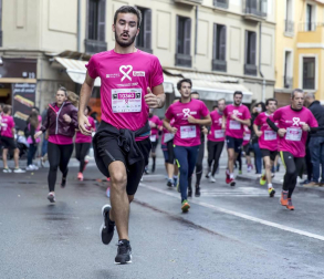 Imágenes de la Carrera contra el cáncer de mama, celebrada este domingo en Pamplona.