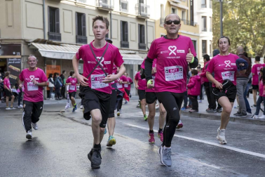 Imágenes de la Carrera contra el cáncer de mama, celebrada este domingo en Pamplona.