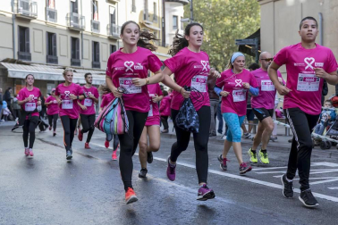 Imágenes de la Carrera contra el cáncer de mama, celebrada este domingo en Pamplona.