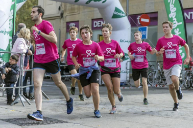 Imágenes de la Carrera contra el cáncer de mama, celebrada este domingo en Pamplona.