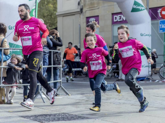 Imágenes de la Carrera contra el cáncer de mama, celebrada este domingo en Pamplona.