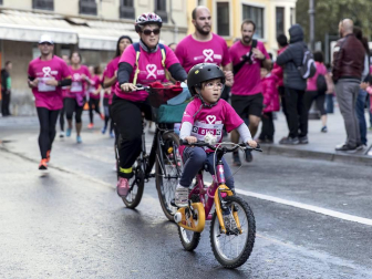 Imágenes de la Carrera contra el cáncer de mama, celebrada este domingo en Pamplona.