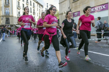 Imágenes de la Carrera contra el cáncer de mama, celebrada este domingo en Pamplona.