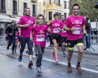 Imágenes de la Carrera contra el cáncer de mama, celebrada este domingo en Pamplona.