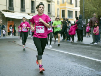 Imágenes de la Carrera contra el cáncer de mama, celebrada este domingo en Pamplona.
