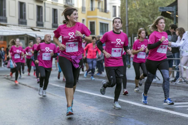 Imágenes de la Carrera contra el cáncer de mama, celebrada este domingo en Pamplona.