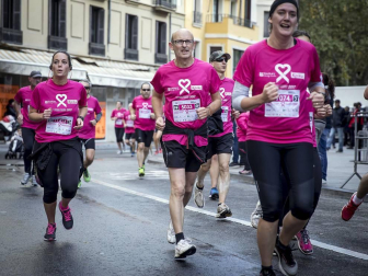Imágenes de la Carrera contra el cáncer de mama, celebrada este domingo en Pamplona.