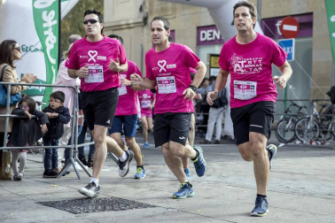 Imágenes de la Carrera contra el cáncer de mama, celebrada este domingo en Pamplona.