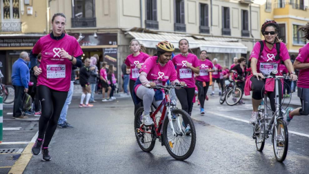 Imágenes de la Carrera contra el cáncer de mama, celebrada este domingo en Pamplona.