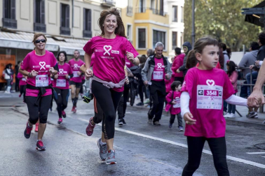 Imágenes de la Carrera contra el cáncer de mama, celebrada este domingo en Pamplona.