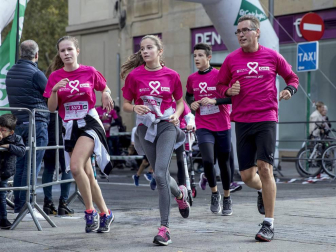 Imágenes de la Carrera contra el cáncer de mama, celebrada este domingo en Pamplona.