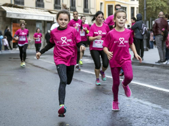 Imágenes de la Carrera contra el cáncer de mama, celebrada este domingo en Pamplona.