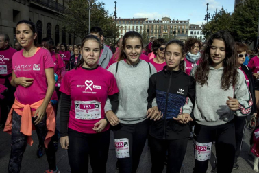 Imágenes de la Carrera contra el cáncer de mama, celebrada este domingo en Pamplona.