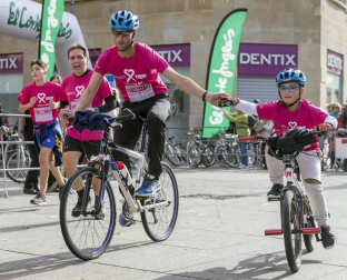 Imágenes de la Carrera contra el cáncer de mama, celebrada este domingo en Pamplona.