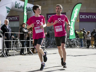 Imágenes de la Carrera contra el cáncer de mama, celebrada este domingo en Pamplona.