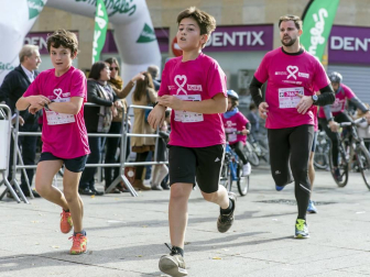 Imágenes de la Carrera contra el cáncer de mama, celebrada este domingo en Pamplona.