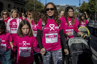 Imágenes de la Carrera contra el cáncer de mama, celebrada este domingo en Pamplona.