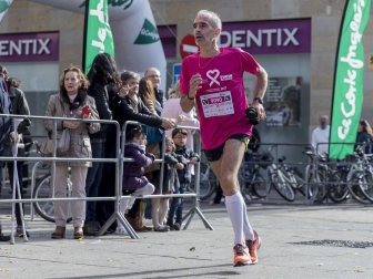 Imágenes de la Carrera contra el cáncer de mama, celebrada este domingo en Pamplona.