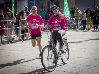 Imágenes de la Carrera contra el cáncer de mama, celebrada este domingo en Pamplona.