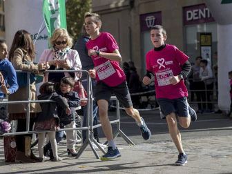 Imágenes de la Carrera contra el cáncer de mama, celebrada este domingo en Pamplona.