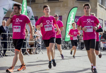 Imágenes de la Carrera contra el cáncer de mama, celebrada este domingo en Pamplona.