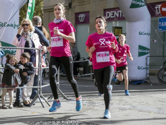 Imágenes de la Carrera contra el cáncer de mama, celebrada este domingo en Pamplona.