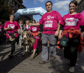 Imágenes de la Carrera contra el cáncer de mama, celebrada este domingo en Pamplona.