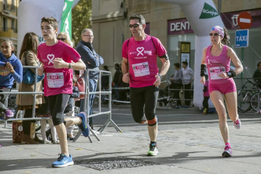 Imágenes de la Carrera contra el cáncer de mama, celebrada este domingo en Pamplona.