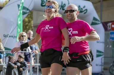 Imágenes de la Carrera contra el cáncer de mama, celebrada este domingo en Pamplona.