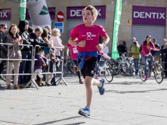 Imágenes de la Carrera contra el cáncer de mama, celebrada este domingo en Pamplona.