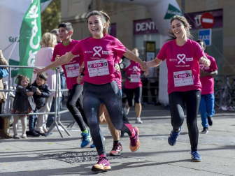Imágenes de la Carrera contra el cáncer de mama, celebrada este domingo en Pamplona.