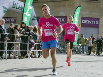 Imágenes de la Carrera contra el cáncer de mama, celebrada este domingo en Pamplona.