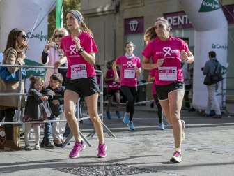 Imágenes de la Carrera contra el cáncer de mama, celebrada este domingo en Pamplona.