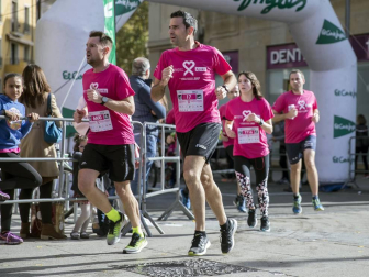Imágenes de la Carrera contra el cáncer de mama, celebrada este domingo en Pamplona.