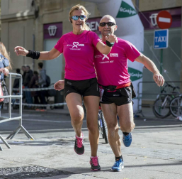 Imágenes de la Carrera contra el cáncer de mama, celebrada este domingo en Pamplona.