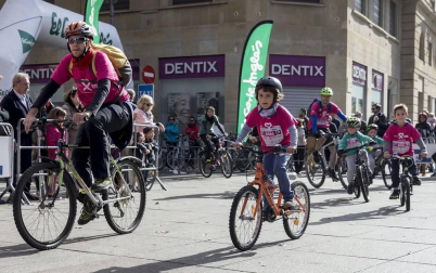 Imágenes de la Carrera contra el cáncer de mama, celebrada este domingo en Pamplona.