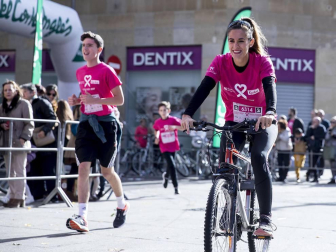 Imágenes de la Carrera contra el cáncer de mama, celebrada este domingo en Pamplona.