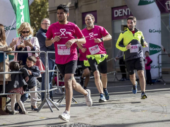 Imágenes de la Carrera contra el cáncer de mama, celebrada este domingo en Pamplona.
