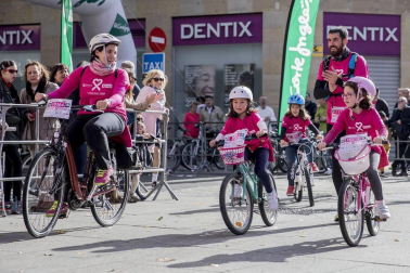 Imágenes de la Carrera contra el cáncer de mama, celebrada este domingo en Pamplona.
