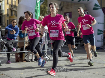 Imágenes de la Carrera contra el cáncer de mama, celebrada este domingo en Pamplona.
